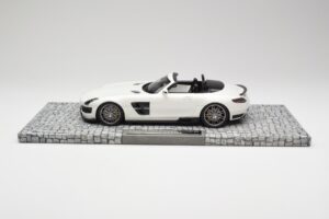 Mercedes Brabus SLS AMG 700 Biturbo Roadster Pearl Weiß Minichamps 1:18 107032130 Metall — Bild 3 von 6