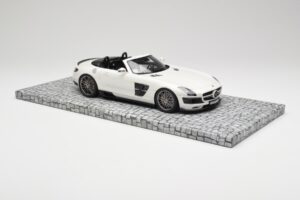 Mercedes Brabus SLS AMG 700 Biturbo Roadster Pearl Weiß Minichamps 1:18 107032130 Metall — Bild 4 von 6
