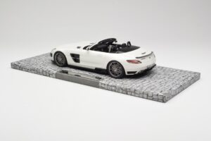 Mercedes Brabus SLS AMG 700 Biturbo Roadster Pearl Weiß Minichamps 1:18 107032130 Metall — Bild 5 von 6