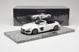 Mercedes Brabus SLS AMG 700 Biturbo Roadster Pearl Weiß Minichamps 1:18 107032130 Metall — Bild 6 von 6