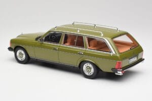 Mercedes W123 200T Cypress Grün BoS Models 1:18 BOS008 Metall — Bild 5 von 6