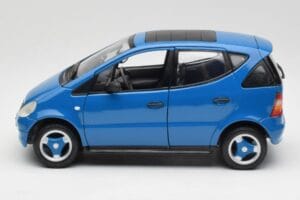 Mercedes A-Class W168 Azure Blau Maisto 1:18 50311 Metall — Bild 4 von 8
