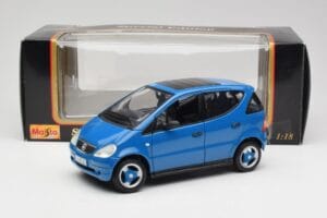 Mercedes A-Class W168 Azure Blau Maisto 1:18 50311 Metall — Bild 8 von 8