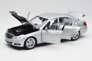 Mercedes E-Klasse W212 Avantgarde Iridium Silber Lackierung Ausgabe 2 Minichamps 1:18 B66960212-D2 Metall — Bild 2 von 11