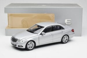 Mercedes E-Klasse W212 Avantgarde Iridium Silber Lackierung Ausgabe 2 Minichamps 1:18 B66960212-D2 Metall — Bild 11 von 11