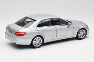 Mercedes E-Klasse W212 Avantgarde Iridium Silber Lackierung Ausgabe 2 Minichamps 1:18 B66960212-D2 Metall — Bild 3 von 11