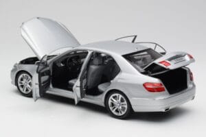 Mercedes E-Klasse W212 Avantgarde Iridium Silber Lackierung Ausgabe 2 Minichamps 1:18 B66960212-D2 Metall — Bild 5 von 11