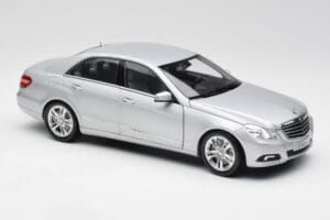 Mercedes E-Klasse W212 Avantgarde Iridium Silber Lackierung Ausgabe 2 Minichamps 1:18 B66960212-D2 Metall — Bild 6 von 11