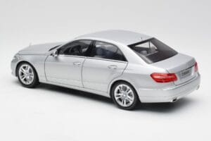 Mercedes E-Klasse W212 Avantgarde Iridium Silber Lackierung Ausgabe 2 Minichamps 1:18 B66960212-D2 Metall — Bild 7 von 11