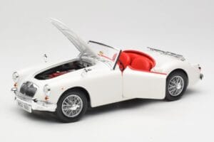 MGA Roadster Old English White Revell 1:18 08455 Metall — Bild 2 von 8
