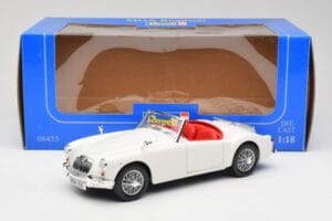 MGA Roadster Old English White Revell 1:18 08455 Metall — Bild 8 von 8