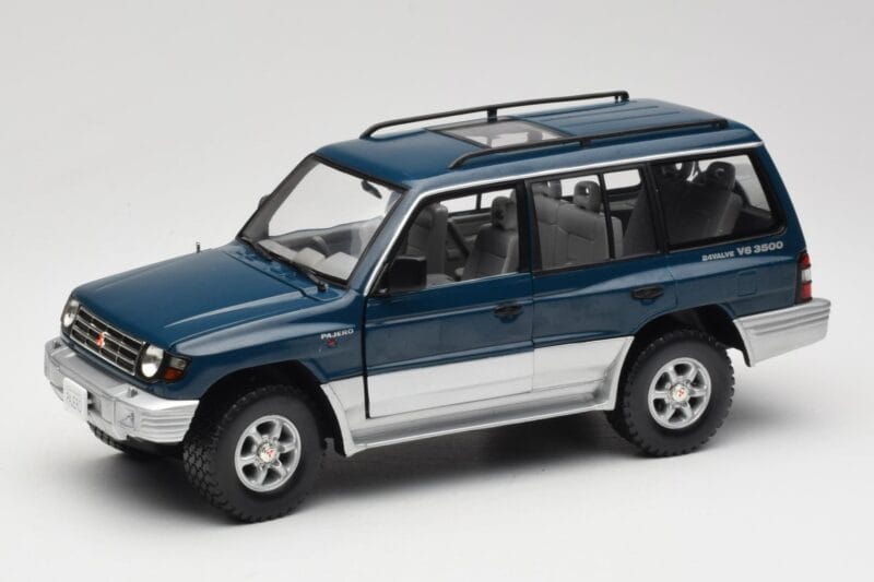 Mitsubishi Pajero V20 LWB Blau & Silber Sun Star 1:18 1212 Metall