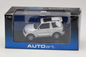 Mitsubishi Pajero SWB Silber AUTOart 1:43 57113 Metall — Bild 4 von 4