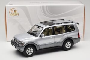 Mitsubishi Pajero V73 Blau YC Model 1:18 241218040102010209 Metall — Bild 8 von 8
