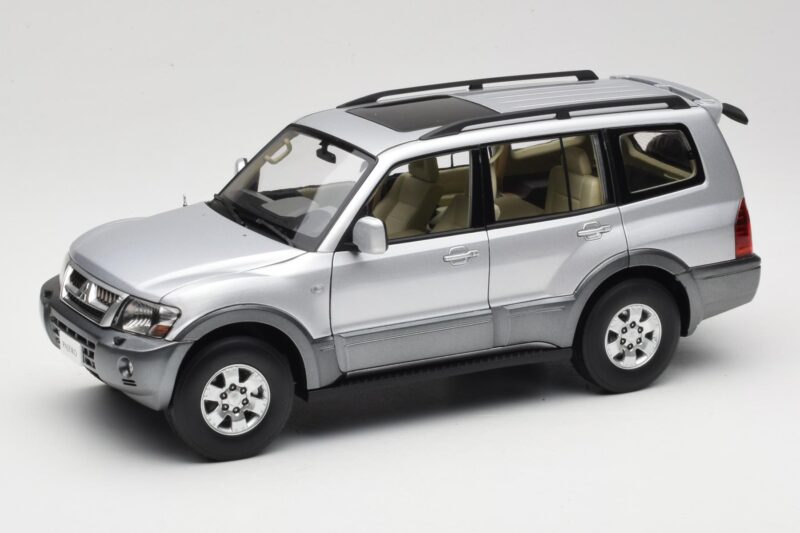 Mitsubishi Pajero V73 Blau YC Model 1:18 241218040102010209 Metall