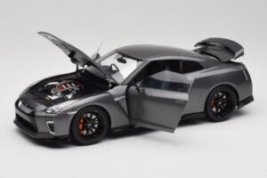 Nissan GT-R R35 Track Edition NISMO Gun Metallic MotorHelix 1:18 M83507 Metall — Bild 2 von 8
