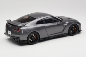 Nissan GT-R R35 Track Edition NISMO Gun Metallic MotorHelix 1:18 M83507 Metall — Bild 3 von 8