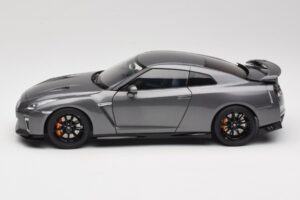 Nissan GT-R R35 Track Edition NISMO Gun Metallic MotorHelix 1:18 M83507 Metall — Bild 4 von 8