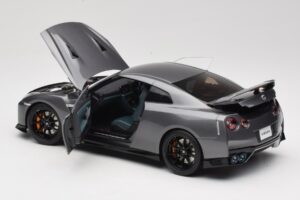 Nissan GT-R R35 Track Edition NISMO Gun Metallic MotorHelix 1:18 M83507 Metall — Bild 5 von 8