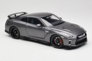 Nissan GT-R R35 Track Edition NISMO Gun Metallic MotorHelix 1:18 M83507 Metall — Bild 6 von 8