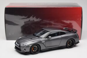 Nissan GT-R R35 Track Edition NISMO Gun Metallic MotorHelix 1:18 M83507 Metall — Bild 8 von 8