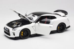 Nissan GT-R R35 Track Edition NISMO Pearl White MotorHelix 1:18 M83518 Metall — Bild 2 von 8