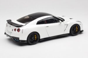 Nissan GT-R R35 Track Edition NISMO Pearl White MotorHelix 1:18 M83518 Metall — Bild 3 von 8