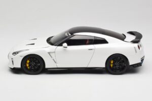 Nissan GT-R R35 Track Edition NISMO Pearl White MotorHelix 1:18 M83518 Metall — Bild 4 von 8