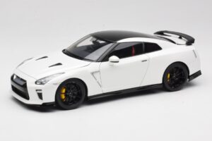 Nissan GT-R R35 Track Edition NISMO Pearl White MotorHelix 1:18 M83518 Metall