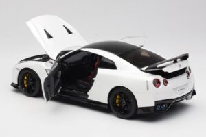 Nissan GT-R R35 Track Edition NISMO Pearl White MotorHelix 1:18 M83518 Metall — Bild 5 von 8