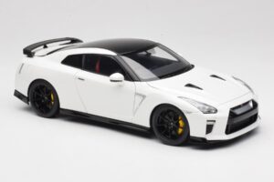 Nissan GT-R R35 Track Edition NISMO Pearl White MotorHelix 1:18 M83518 Metall — Bild 6 von 8