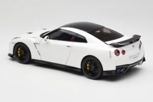 Nissan GT-R R35 Track Edition NISMO Pearl White MotorHelix 1:18 M83518 Metall — Bild 7 von 8