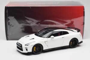 Nissan GT-R R35 Track Edition NISMO Pearl White MotorHelix 1:18 M83518 Metall — Bild 8 von 8