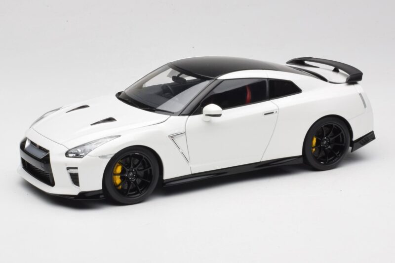 Nissan GT-R R35 Track Edition NISMO Pearl White MotorHelix 1:18 M83518 Metall