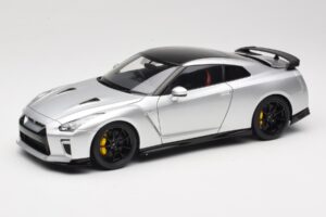 Nissan GT-R R35 Track Edition NISMO T-Spec Ultimate Metal Silver MotorHelix 1:18 M83517 Metall