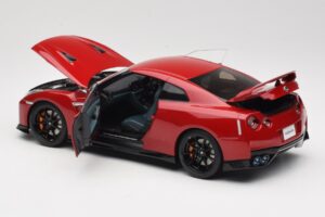 Nissan GT-R R35 Track Edition NISMO Vibrant Red MotorHelix 1:18 M83511 Metall — Bild 5 von 8