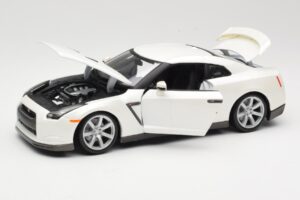 Nissan GT-R R35 Weiß Bburago 1:18 18-12079 Metall — Bild 2 von 8