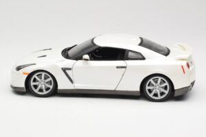 Nissan GT-R R35 Weiß Bburago 1:18 18-12079 Metall — Bild 4 von 8