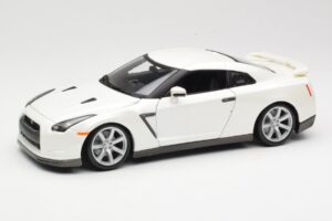 Nissan GT-R R35 Weiß Bburago 1:18 18-12079 Metall
