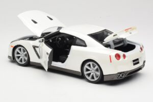 Nissan GT-R R35 Weiß Bburago 1:18 18-12079 Metall — Bild 5 von 8