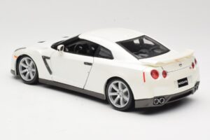 Nissan GT-R R35 Weiß Bburago 1:18 18-12079 Metall — Bild 7 von 8