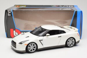 Nissan GT-R R35 Weiß Bburago 1:18 18-12079 Metall — Bild 8 von 8