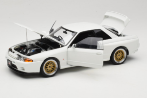 Nissan Skyline GT-R R32 V-Spec II Tuned Crystal White AUTOart 1:18 77416 Metall — Bild 2 von 8