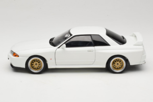 Nissan Skyline GT-R R32 V-Spec II Tuned Crystal White AUTOart 1:18 77416 Metall — Bild 4 von 8
