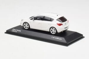 Opel Astra J Weiß Minichamps 1:43 400049001 Metall — Bild 3 von 4
