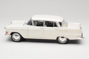 Opel Kapitan P2 Weiß Revell 1:18 08821-M1 Metall — Bild 4 von 8