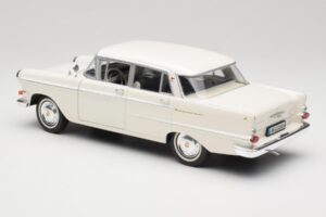 Opel Kapitan P2 Weiß Revell 1:18 08821-M1 Metall — Bild 7 von 8