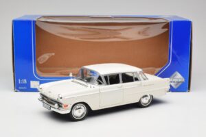 Opel Kapitan P2 Weiß Revell 1:18 08821-M1 Metall — Bild 8 von 8