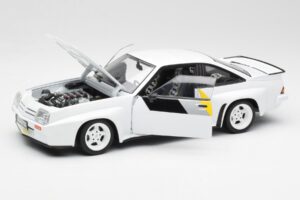 Opel Manta 400 Homologation Weiß Revell 1:18 8819 Metall — Bild 2 von 8