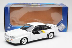 Opel Manta 400 Homologation Weiß Revell 1:18 8819 Metall — Bild 8 von 8